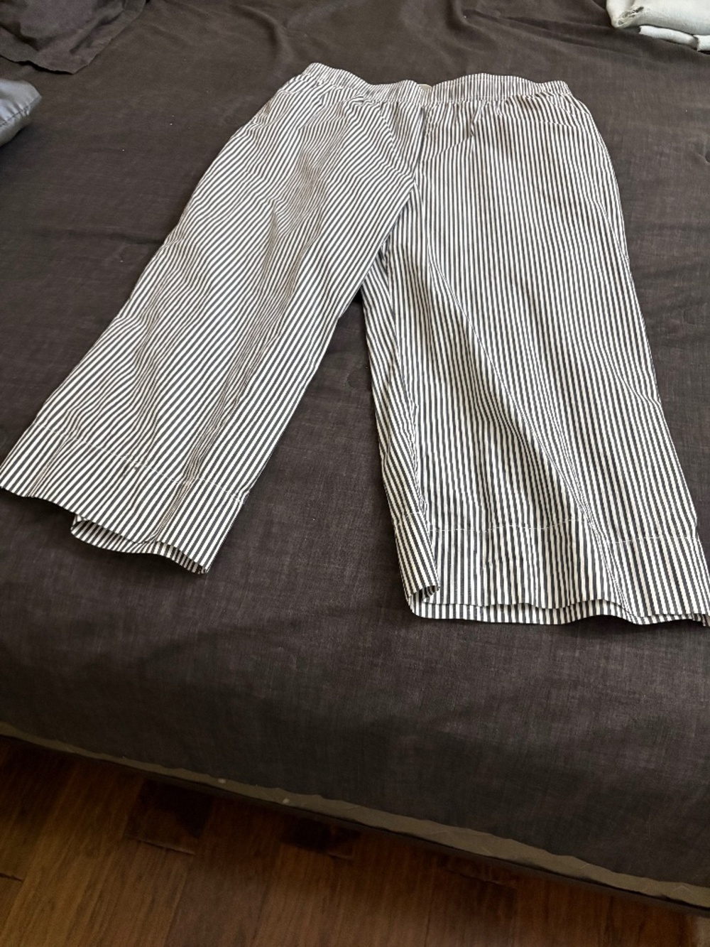 H&M white and gray striped ankle pants